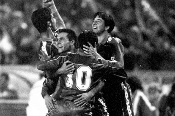 Así celebraron los jugadores del Barcelona la goleada de 1994 ante el eterno rival.