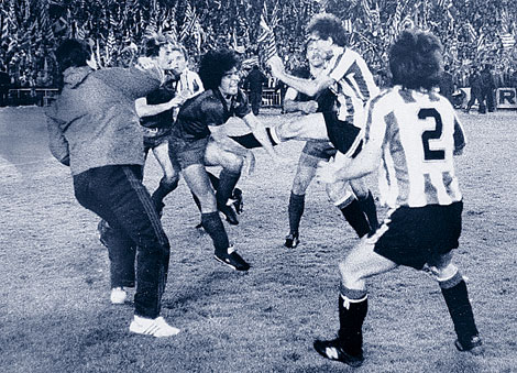 Maradona busco venganza en la final de Copa de 1984 y la cosa acabó así.