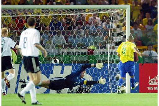 Oliver Kahn gegen Ronaldo bei der Weltmeisterschaft 2002.