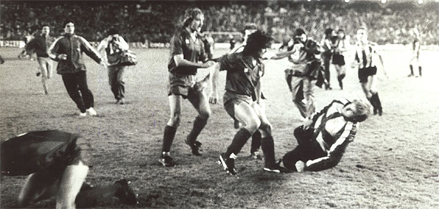 En la final de Copa de 1984 se armó una tanga espectacular