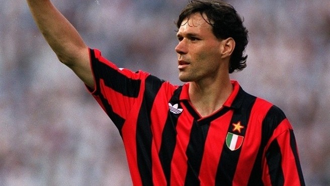 Marco Van Basten: la parte anteriore degli annidel grande Milan di Arrigo Sacchi Marco Van Basten fue el "Killer" del gran Milán de Arrigo Sacchi.