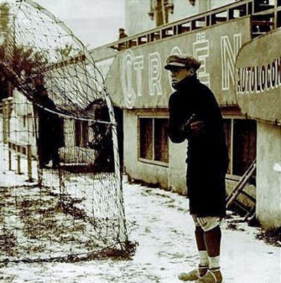Ricardo Zamora in der Kälte in dem alten Les Corts.