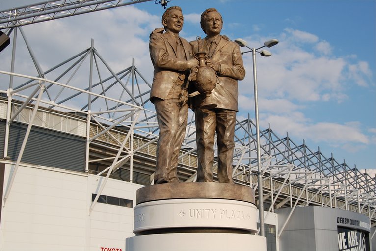 Brian Clough posee una estatua junto a Peter Tylor que recuerda sus hazañas.