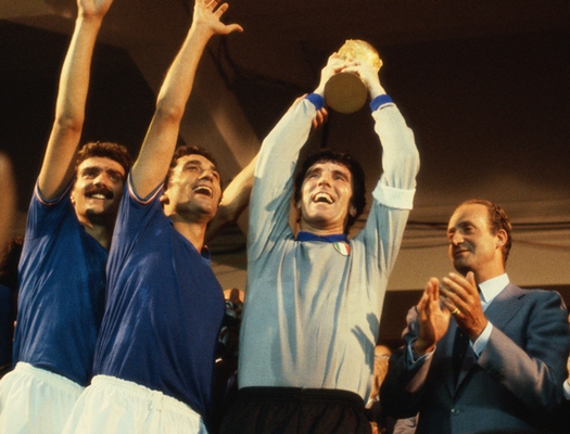 Les faits les plus pertinents et les chiffres de l'histoire du football Dino Zoff tiene varios récords.