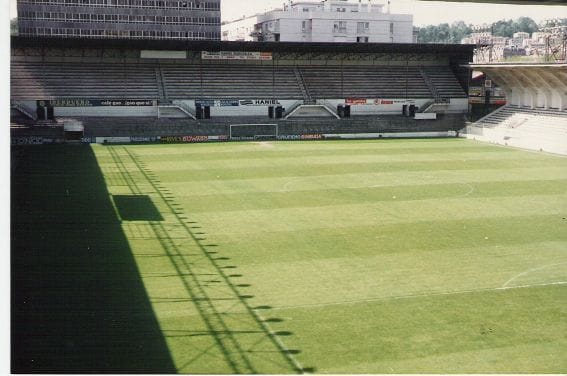 Os clássicos estádios de futebol espanhol dorecique você certamente se lembravencer um jogo Atocha no era muy estético pero en su césped había que pelear duramente para ganar un partido.