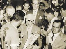 El curioso momento en el que Julius Rimet entregó la Copa del Mundo a los uruguayos.
