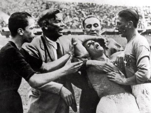 El partido ante España también acabó con Meazza ligeramente "tocado".