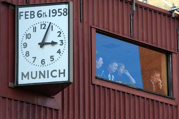 Cette montre se souvient de l'heure et le jour de la tragédie de Munich 1958.