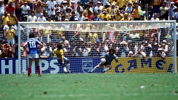 Zico falló un penalti bajo la atenta mirada de Platini, otro de los que erró.