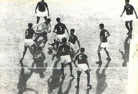 Stop Garrincha was no easy task as seen in the photo.