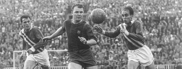 Ladislao Kubala sum dos melhores jogadores da história Kubala intentando ser parado por dos rivales