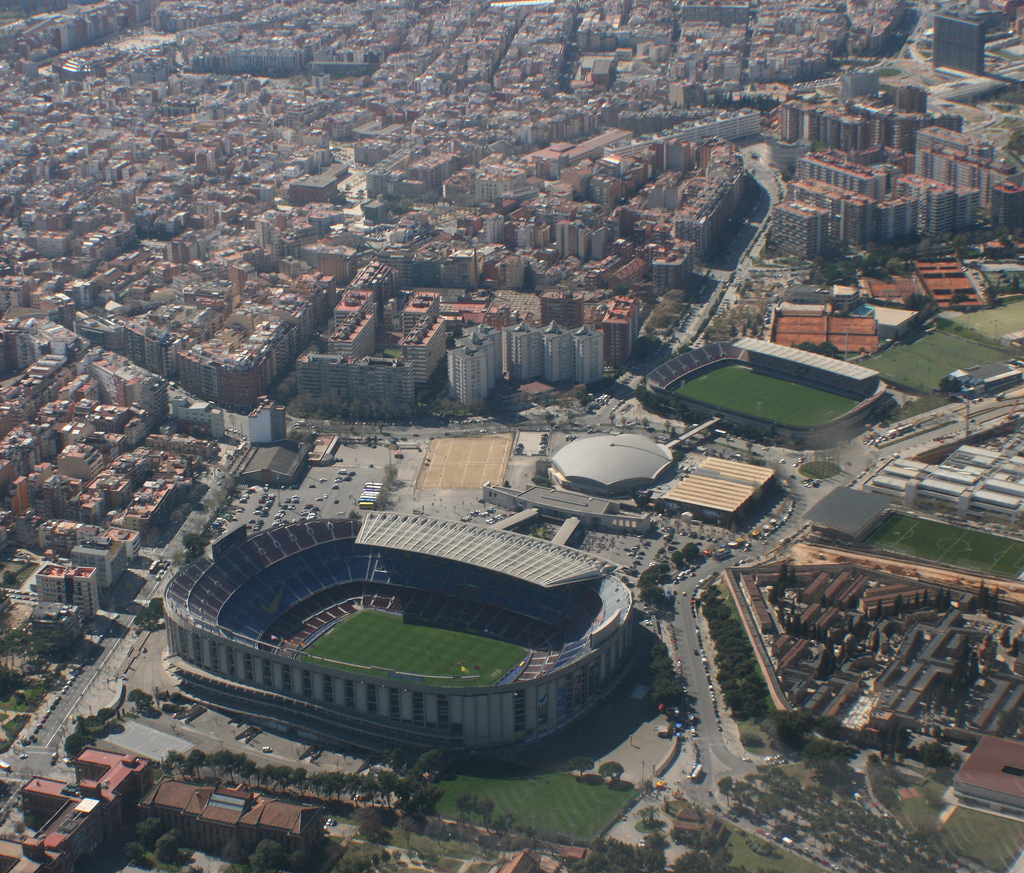 Vista aeréa del Camp Nou con el Mini Estadi al lado.