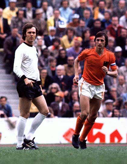Beckenbauer and Cruyff, the two stars of the end of 74.