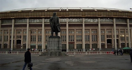 Una estatua de Stalin preside la entrada del estadio.