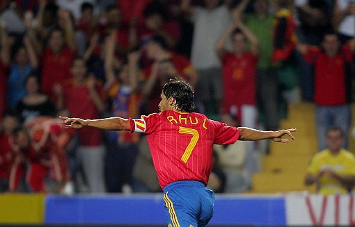 I cinque migliori marcatori nella storia della selezione spagnola da David Villa Raúl fue el máximo goleador con España hasta que fue superado por David Villa.