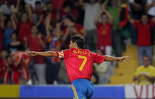 Raúl González fue el máximo goleador con España hasta que fue superado por David Villa.