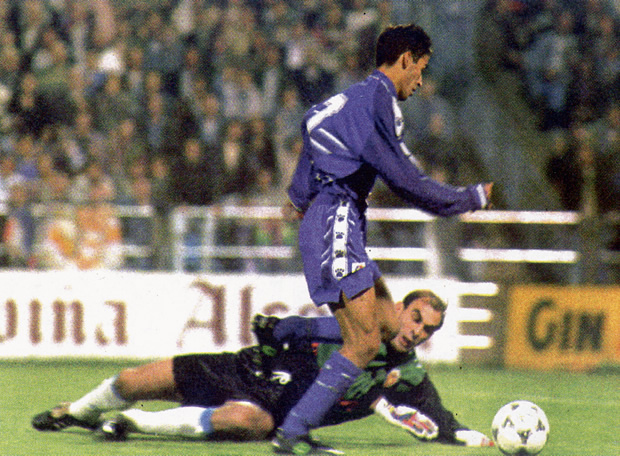 Raúl González ante Cedrún el día de su debut en 1994.