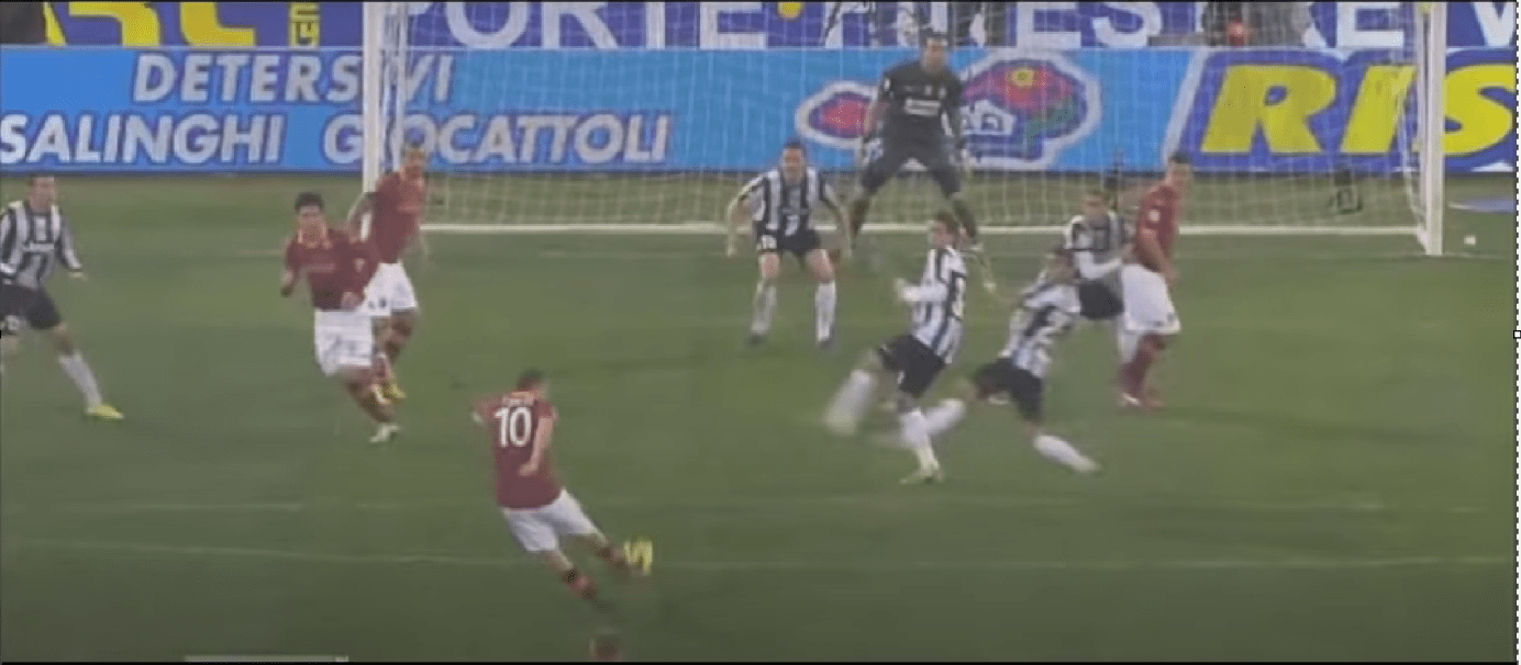 El golazo de Totti para la historia a 113 kilómetros ante la Juventus