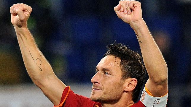 Francesco Totti makes history: and is the second top scorer in the history of Serie A