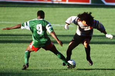 El famoso gol de Milla a Higuita en Italia 90. Camerún en Italia 90 