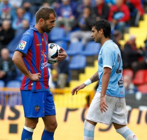 Barkero se dispone a lanzar el penalti
