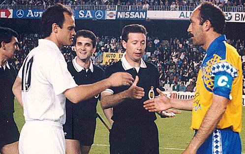 En España el futbolista medio lucía esta guisa tan castiza a principios de los 90.