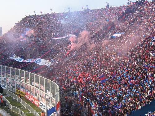 The best interests of South Americaakes a show of their matches La hinchada de San Lorenzo de Almagro hace de sus partidos un espectáculo.