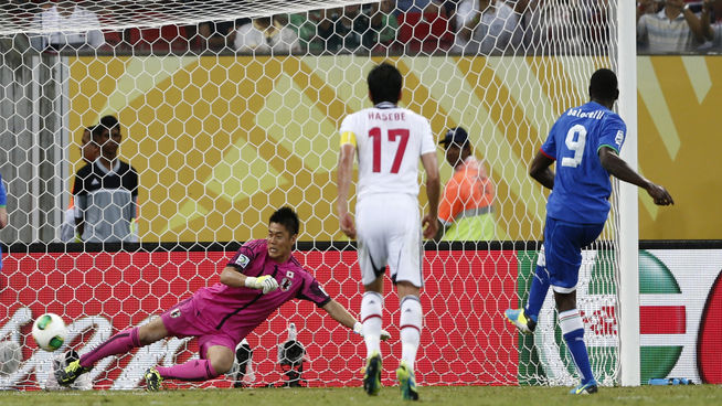Ballotelli en el momento de ejecutar el penalti. No ha fallado nunca uno