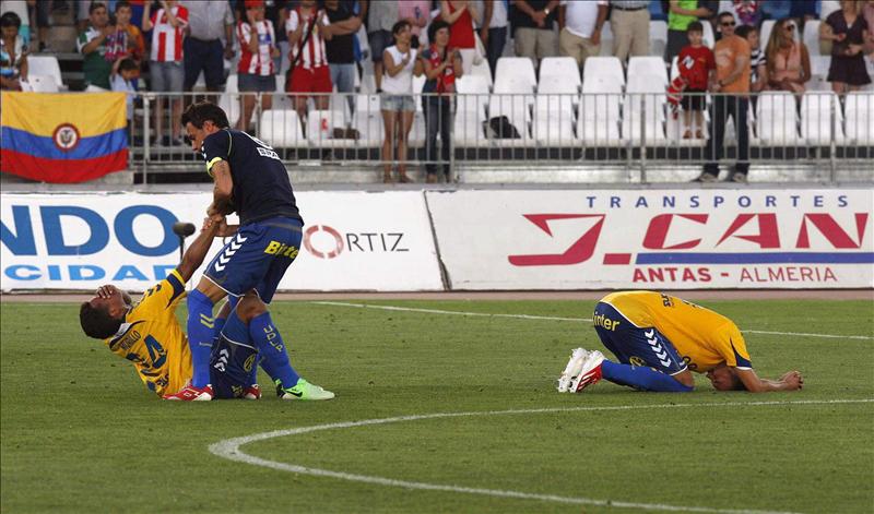 Los jugadores de Las Palmas acabaron tendidos sobre el césped