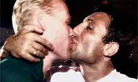 Stoichkov and Koeman celebrated a league with a kiss.