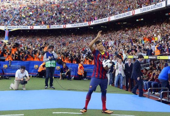 Neymar has been presented at the Camp Nou before 56.000 viewers.