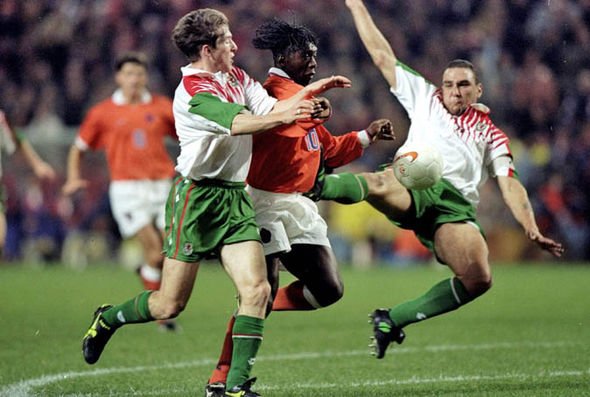 The toughest players in football history Vinnie Jones repartiendo caramelos