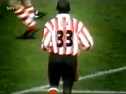 Ali Dia con el 33 a la espalda.