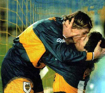 Caniggia y Maradona dando rienda suelta al amor.