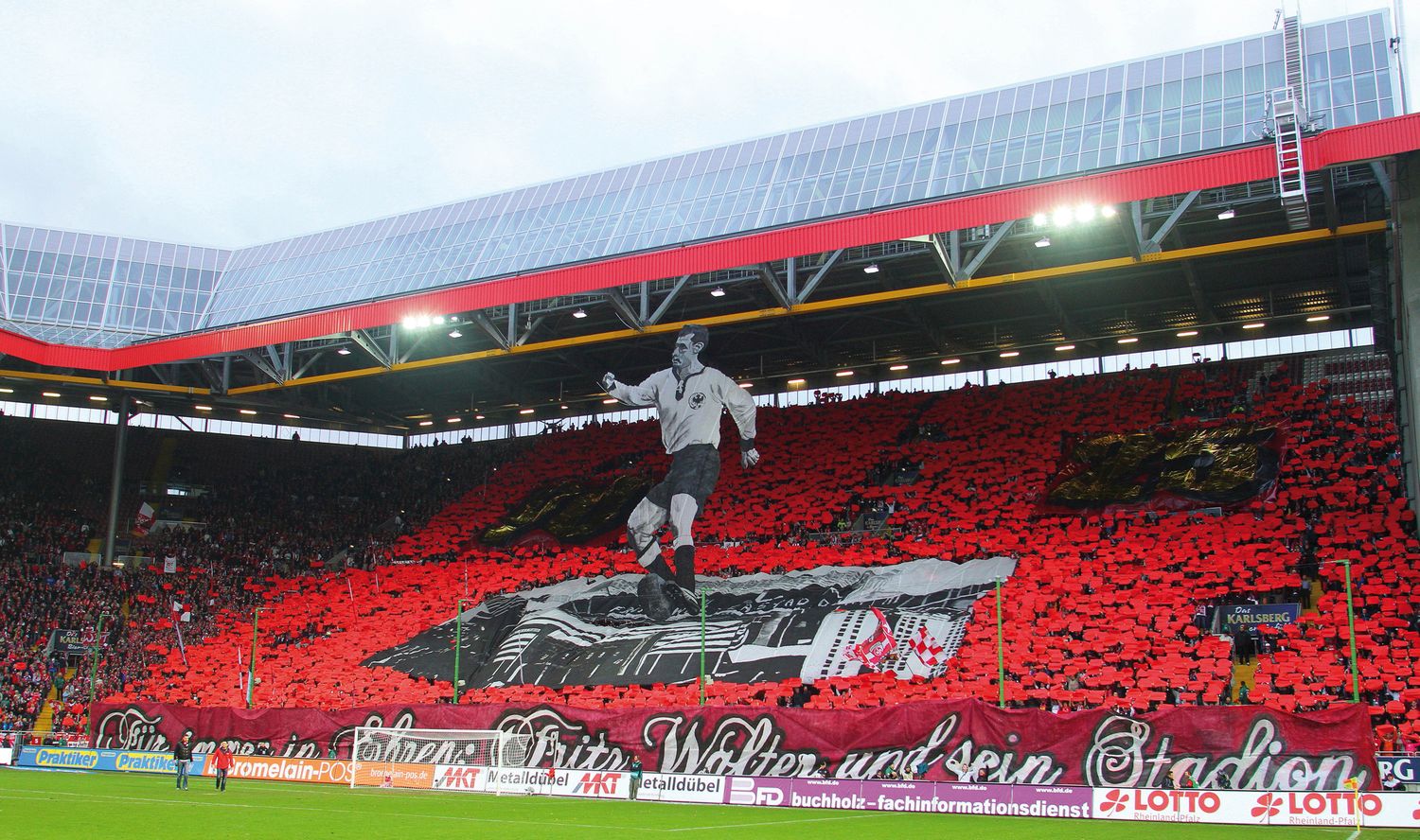 El estadio del Kaiserlautern lleva el nombre de Fritz Walter en su honor.