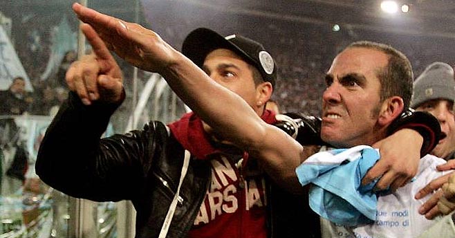 Paolo Di Canio viviendo con intensidad el momento de su polémico saludo fascista 