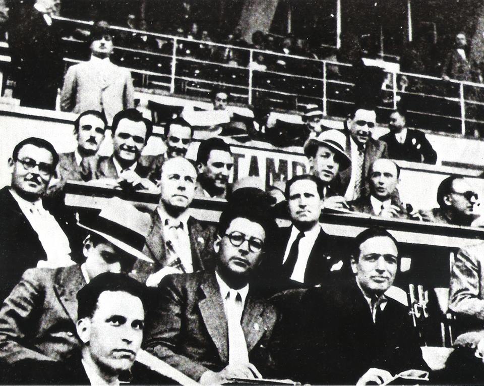 Qué lejos quedaban los Ipads. En 1934 se instauraron por primera vez las tribunas de prensa. Los medios, unas libretas.