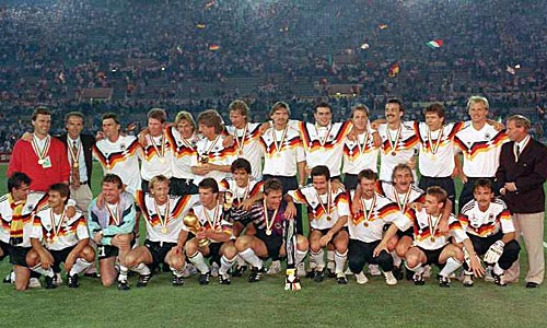 Alemania ganó el Mundial 90 con una camiseta extraña donde sobresalía su bandera.