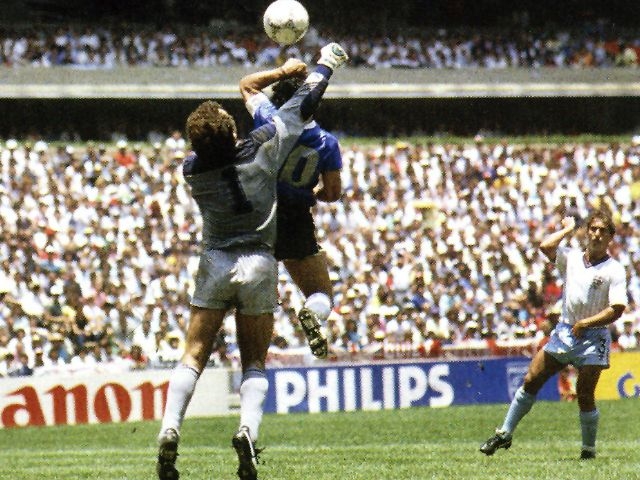 Shilton fue el portero de la mano de dios. Suya es la frase: "el mejor jugador que me he enfrentado es Maradona, pero nunca le daría la mano".