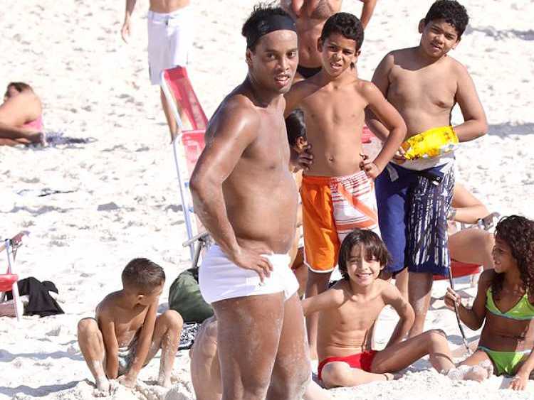 Ronaldinho alcanzó un lamentable momento de forma