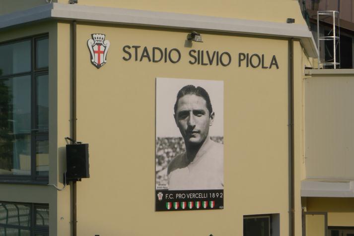 El estadio de Novara lleva el nombre del gran goleador Silvio Piola.