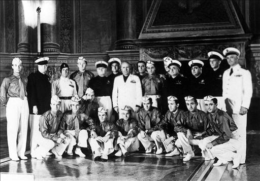 Italia ganó a Hungría la final del Mundial 38. Horas antes de jugarse el partido, Meazza, la estrella italiana recibió un curioso telegrama del Duce Mussolini que indicaba: "venced o morid". Ganaron 4-2. Todos acabaron alegres, hasta el portero magiar, que "declaró estar satisfecho por haber salvado once vidas"