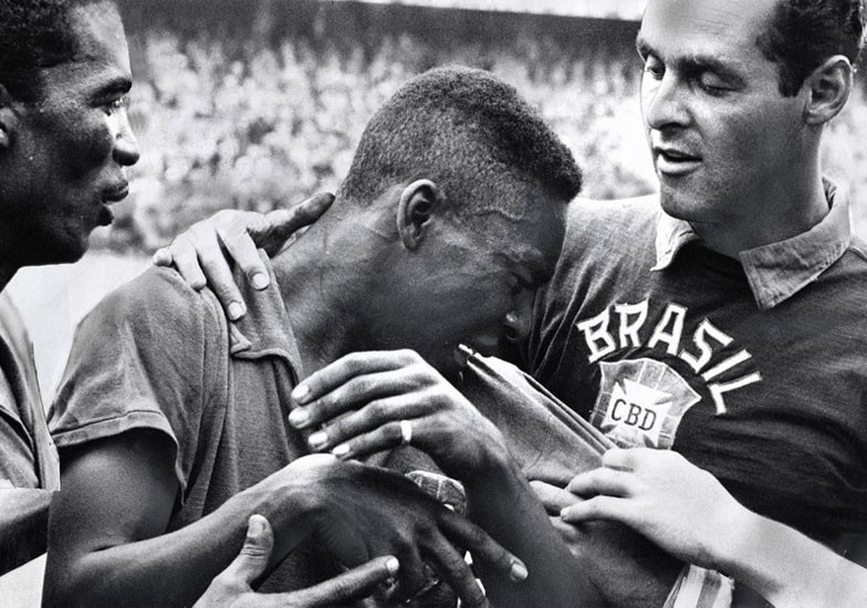Una imagen para la historia: Pelé llora de emoción por ganar el Mundial 58 ante Gilmar.