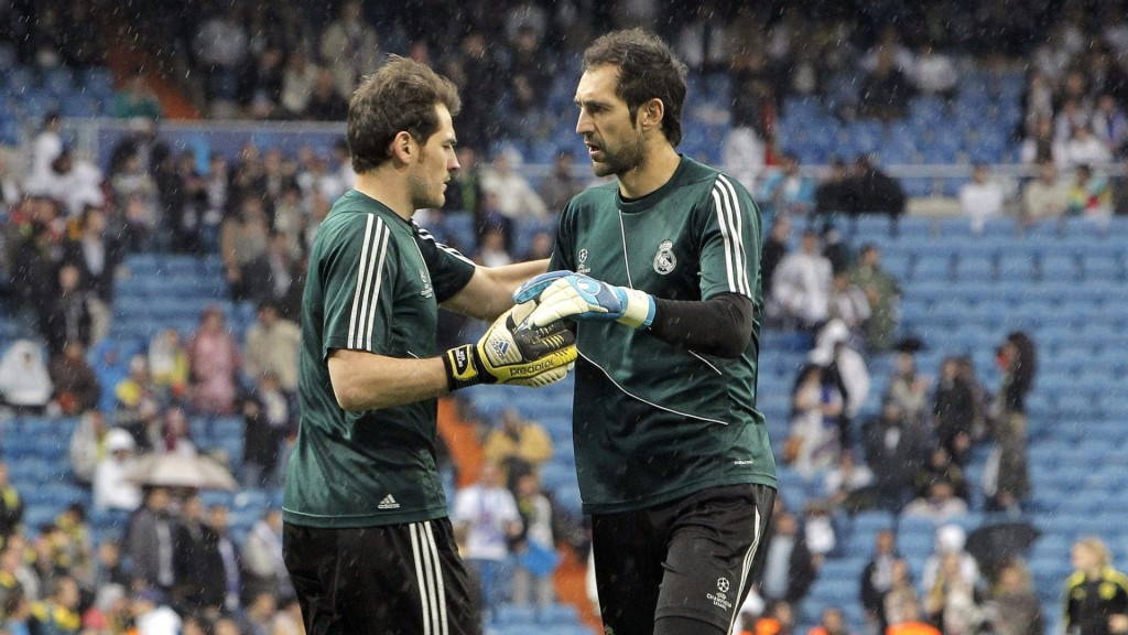 30abr2013---goleiros-do-real-madrid-iker-casillas-e-e-diego-lopez-se-cumprimentam-antes-de-jogo-contra-o-borussia-dortmund-1367347937426_1920x1080