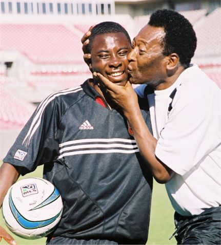 Fredy Adu con Pelé. Las expectativas tumbaron al chaval. 