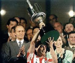 Paulo Futre levantando la Copa del Rey conquistada en 1992 frente al Real Madrid.