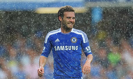 El juego de Juan Mata no parece del agrado de Mou.