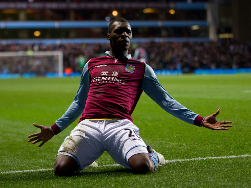 Benteke es el héroe del Aston Villa. Congoleño, juega con Bélgica.