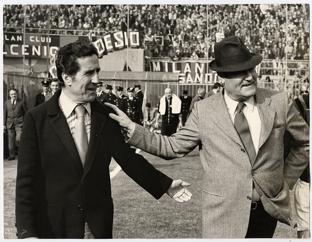 Rocco Nereoncl'inventeur du catenaccioavec son célèbre débat de sombero avant un match Casi nada, Helenio Herrera y Rocco con su famoso sombero debatiendo antes de un partido.