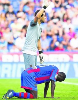 Moment in which Baba has to stop to vomit before the gaze of Claudio Bravo.